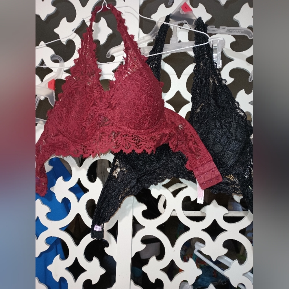 2 bralettes 34-36 B